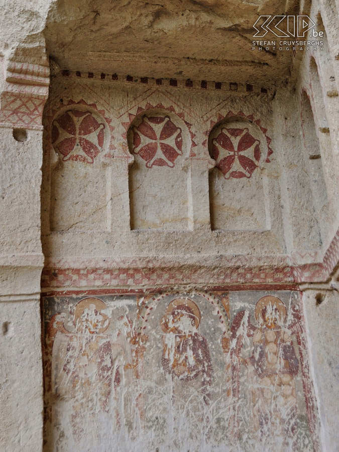 Cappadocië - Göreme - Karanlik kerk De laatste dag bezoeken we ook Göreme Open Air museum waar nog enkele van de best bewaarde rots kerken (10e -12e eeuw), waaronder de Tokalikerk en de Karanlikkerk, met prachtige fresco's te bezichtigen zijn. Aan de buitenkant zijn de fresco's bijna verloren gegaan. Stefan Cruysberghs
